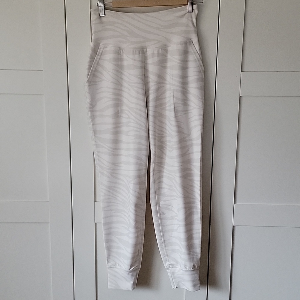 ❄️3/$30 Old Navy Active Gray Zebra Print Joggers